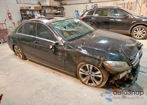 2017 Mercedes-Benz C 300 z USA, uszkodzony, nr VIN 55SWF4JB0HU223943